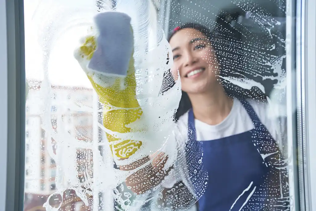Fensterreinigung mit professionellen Reinigungsmitteln Fensterreinigung mit professionellen Reinigungsmitteln